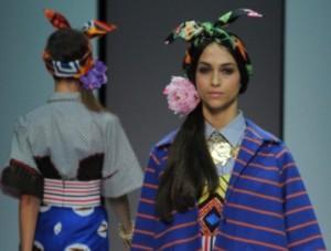 Primavera Estate 2014: come mi vesto? stella-jean-coda-con-foulard-e-fiore-al-lato