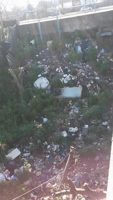 Non solo discarica, ma anche sversamenti abusivi ormai sotto a Ponte Marconi. Situazione fuori controllo, sempre di più