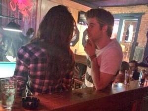 Nina Dobrev al bar con Liam Hemsworth