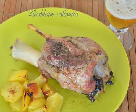 Stinco di maiale alla birra con patate arrosto