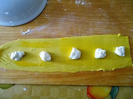 PANSOTTI ALLA RICOTTA CON FONDUTA DI PARMIGIANO E GAMBERI