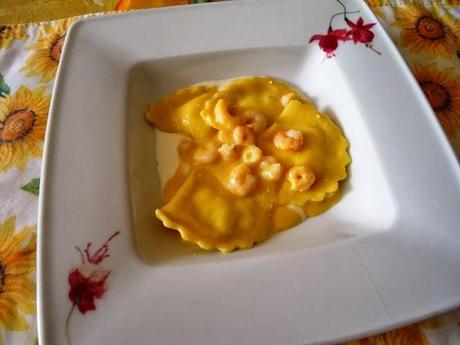 PANSOTTI ALLA RICOTTA CON FONDUTA DI PARMIGIANO E GAMBERI