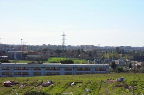 Cresce il campo abusivo a Cinecittà Est. E con lui degrado e roghi