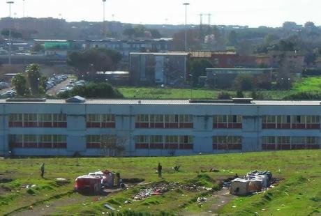 Cresce il campo abusivo a Cinecittà Est. E con lui degrado e roghi