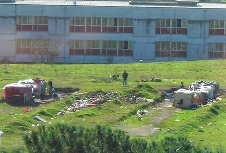 Cresce il campo abusivo a Cinecittà Est. E con lui degrado e roghi