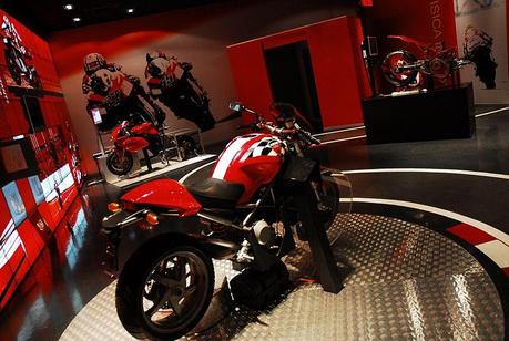Ducati da corsa esposta nel laboratorio di fisica in moto