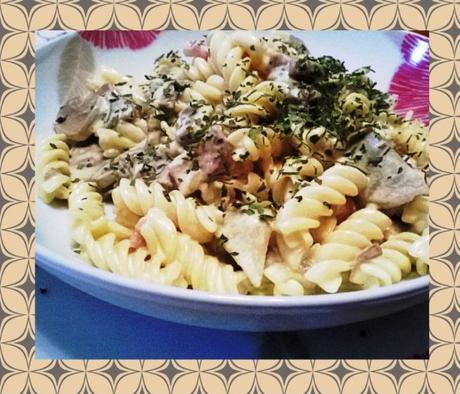 FUSILLI FUNGHI,CARCIOFI E PANCETTA CON PANNA ALLO ZAFFERANO