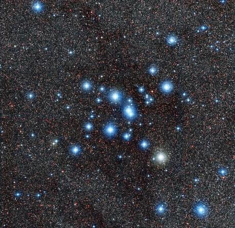 Il brillante ammasso stellare Messier 7, noto anche come NGC 6475. Facilmente visibile a occhio nudo vicino alla coda della costellazione dello Scorpione, è uno dei maggiori ammassi aperti nel cielo e un importante oggetto di ricerche astronomiche. Crediti: ESO