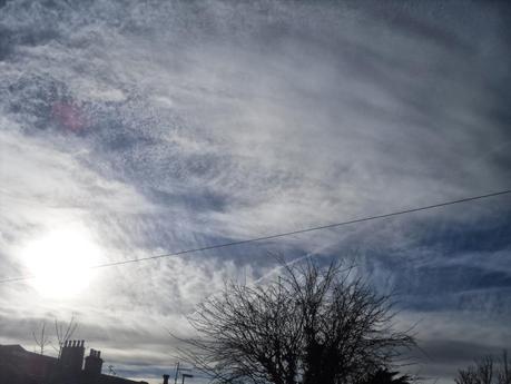 I meteorologi non sanno più come confondere la gente riguardo alle scie che si vedono ormai coprire l'intero cielo cielo