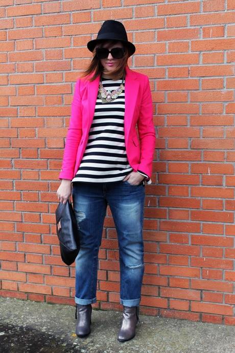 Outfit: maglia a righe bianca e nera abbinata ad una giacca fucsia