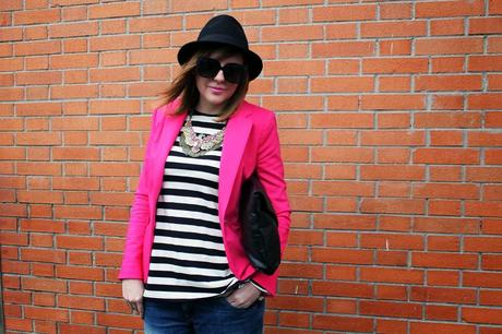 Outfit: maglia a righe bianca e nera abbinata ad una giacca fucsia