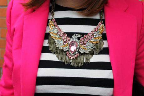 Outfit: maglia a righe bianca e nera abbinata ad una giacca fucsia