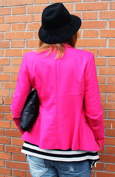 Outfit: maglia a righe bianca e nera abbinata ad una giacca fucsia