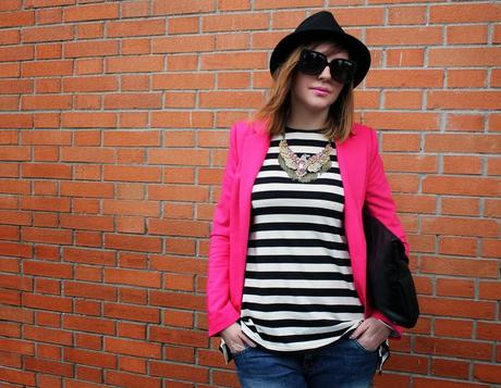 Outfit: maglia a righe bianca e nera abbinata ad una giacca fucsia