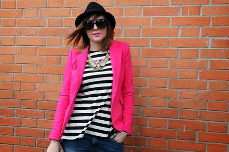 Outfit: maglia a righe bianca e nera abbinata ad una giacca fucsia