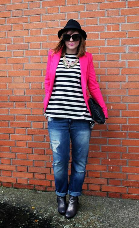 Outfit: maglia a righe bianca e nera abbinata ad una giacca fucsia