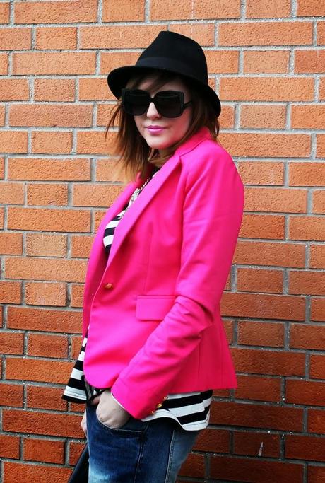 Outfit: maglia a righe bianca e nera abbinata ad una giacca fucsia