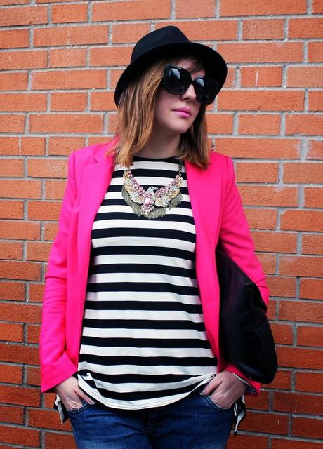 Outfit: maglia a righe bianca e nera abbinata ad una giacca fucsia