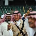 Arabia Saudita: principe Carlo con sciabola in mano al festival tradizionale