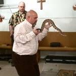 Serpente morde Jamie Coots: morta la star di “Snake Salvation” (video)