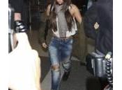 Selena Gomez aeroporto jeans strappati (foto)