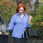 Christina Hendricks senza trucco: l’attrice di Mad Men si mangia le unghie