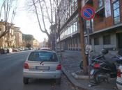 Divieto sosta? sticazzi! roma, l'unica citta' mondo puoi ignorare codice della strada parcheggiare dove pare. rischiando minimo.