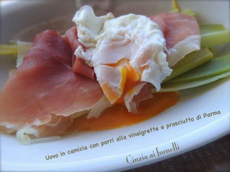 Uovo in camicia, con porri alla vinaigrette e prosciutto di Parma