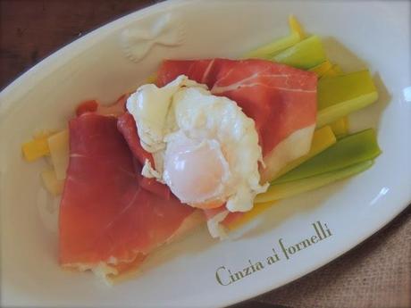 Uovo in camicia, con porri alla vinaigrette e prosciutto di Parma