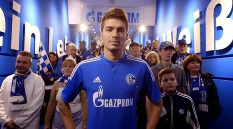 Le facce dei tifosi sulla maglia dello Schalke 04 per il 2014-2015