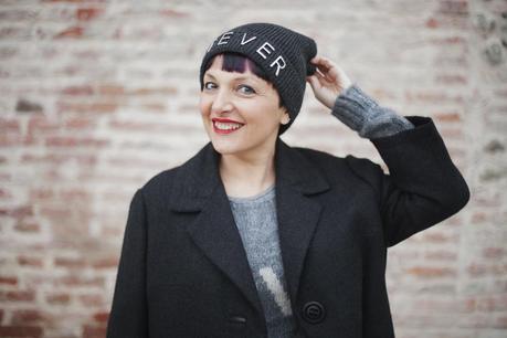 Smilingischic, fashion blog, Sandra Bacci, Whatever, gray , love, outfit, Smile, beanie 