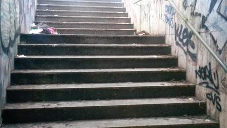 Esclusivo. A Piramide l'unica metropolitana del mondo i cui ingressi sono trasformati in discariche. Foto solo per stomaci forti