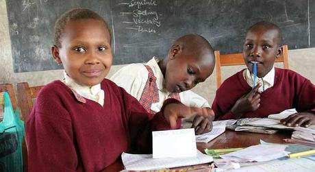 Bambine Maasai studiano in Kenya