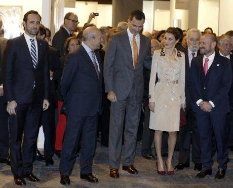 Letizia Ortiz sorprende all'inaugurazione di ARCO 2014, con un trench-gioiello e le scarpe rosse