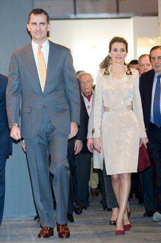 Letizia Ortiz sorprende all'inaugurazione di ARCO 2014, con un trench-gioiello e le scarpe rosse