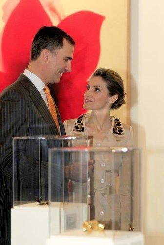 Letizia Ortiz sorprende all'inaugurazione di ARCO 2014, con un trench-gioiello e le scarpe rosse