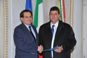 Il presidente dell'associazione Nazionale Testimoni di Giustizia, Ignazio Cutrò, con il governatore della Regione Sicilia, Rosario Crocetta (siciliaonpress.com)