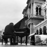 Milano, il pianista fuori posto