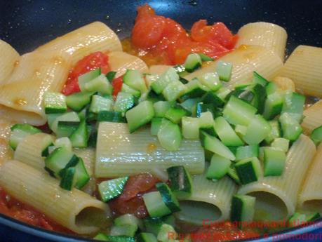 rigatoni zucchine e pomodori