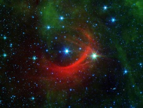 L'onda d'urto di Kappa Cassiopeiae visibile nell'infrarosso nella costellazione di Cassiopea.  Credit : NASA, JPL Caltech.