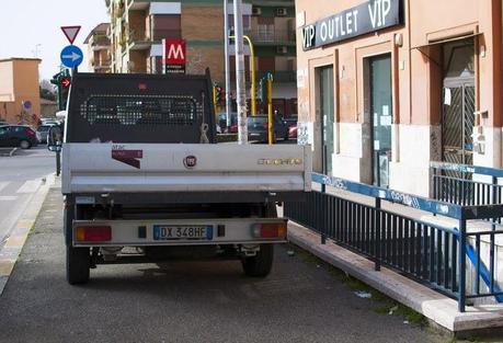 PARCHEGGIO CREATIVO, A ROMA L'ATAC DA' IL BUON ESEMPIO, PROPONENDO UN BEL PARCHEGGIO SUL MARCIAPIEDE... E I ROMANI SI ADEGUANO DI CONSEGUENZA