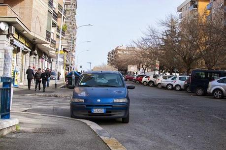 PARCHEGGIO CREATIVO, A ROMA L'ATAC DA' IL BUON ESEMPIO, PROPONENDO UN BEL PARCHEGGIO SUL MARCIAPIEDE... E I ROMANI SI ADEGUANO DI CONSEGUENZA