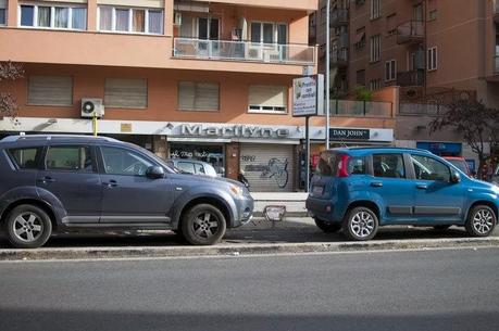 PARCHEGGIO CREATIVO, A ROMA L'ATAC DA' IL BUON ESEMPIO, PROPONENDO UN BEL PARCHEGGIO SUL MARCIAPIEDE... E I ROMANI SI ADEGUANO DI CONSEGUENZA