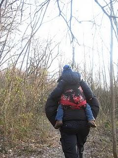 Passeggiata nel bosco con mamma e papà