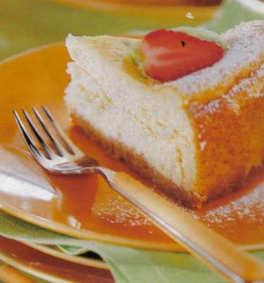 Strudel di pesche con crema frangipane.