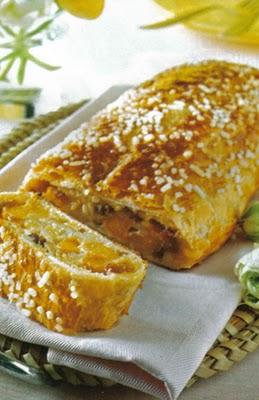 Strudel di pesche con crema frangipane.