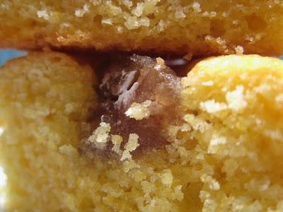 Ecco un'altra ricetta per far fuori gli avanzi ovvero: Muffin di farina gialla con marron glacè e torrone