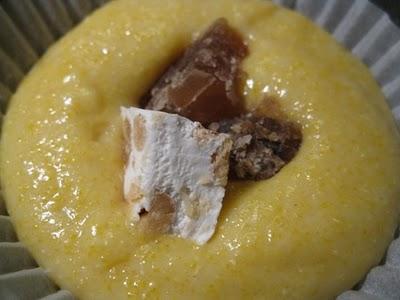 Ecco un'altra ricetta per far fuori gli avanzi ovvero: Muffin di farina gialla con marron glacè e torrone