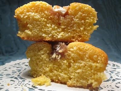 Ecco un'altra ricetta per far fuori gli avanzi ovvero: Muffin di farina gialla con marron glacè e torrone