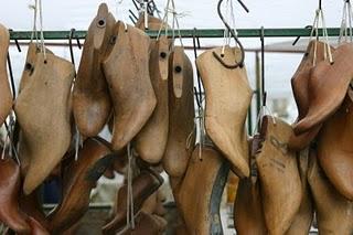 L'ALBERO DELLE SCARPE DI LEGNO